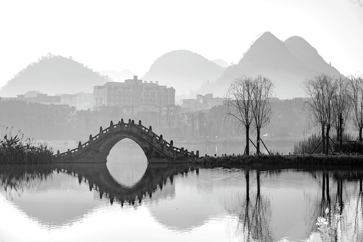 南明故都，香涛故里；加油之城。山水画卷，水墨安龙。