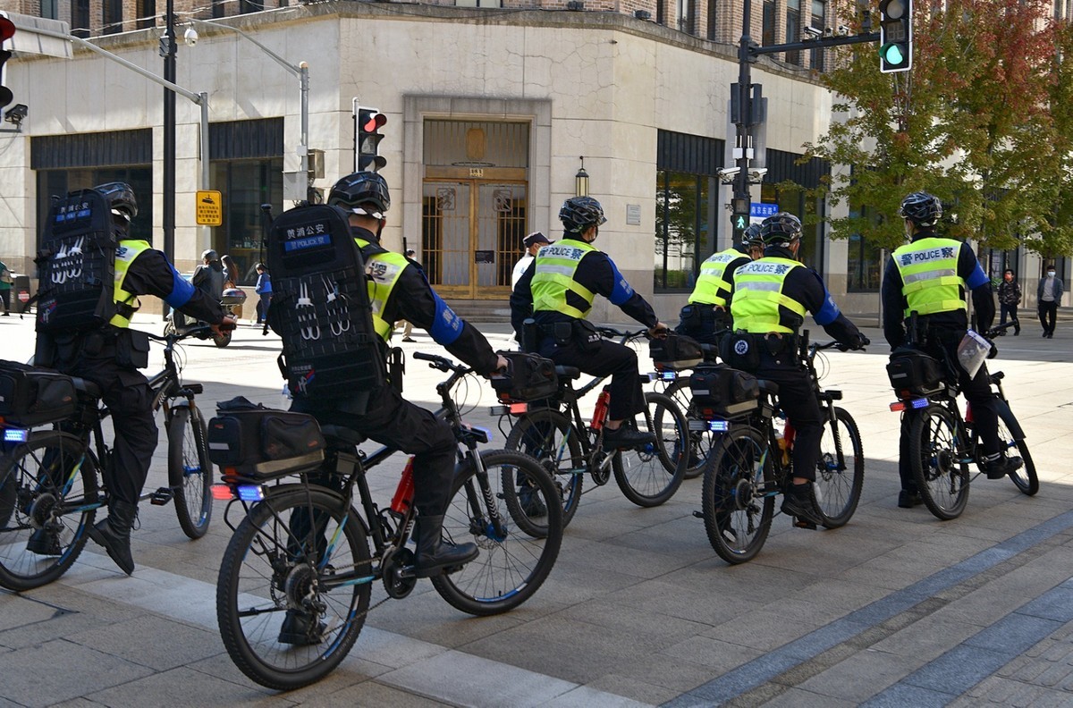 上海黄埔街面警察骑车巡逻