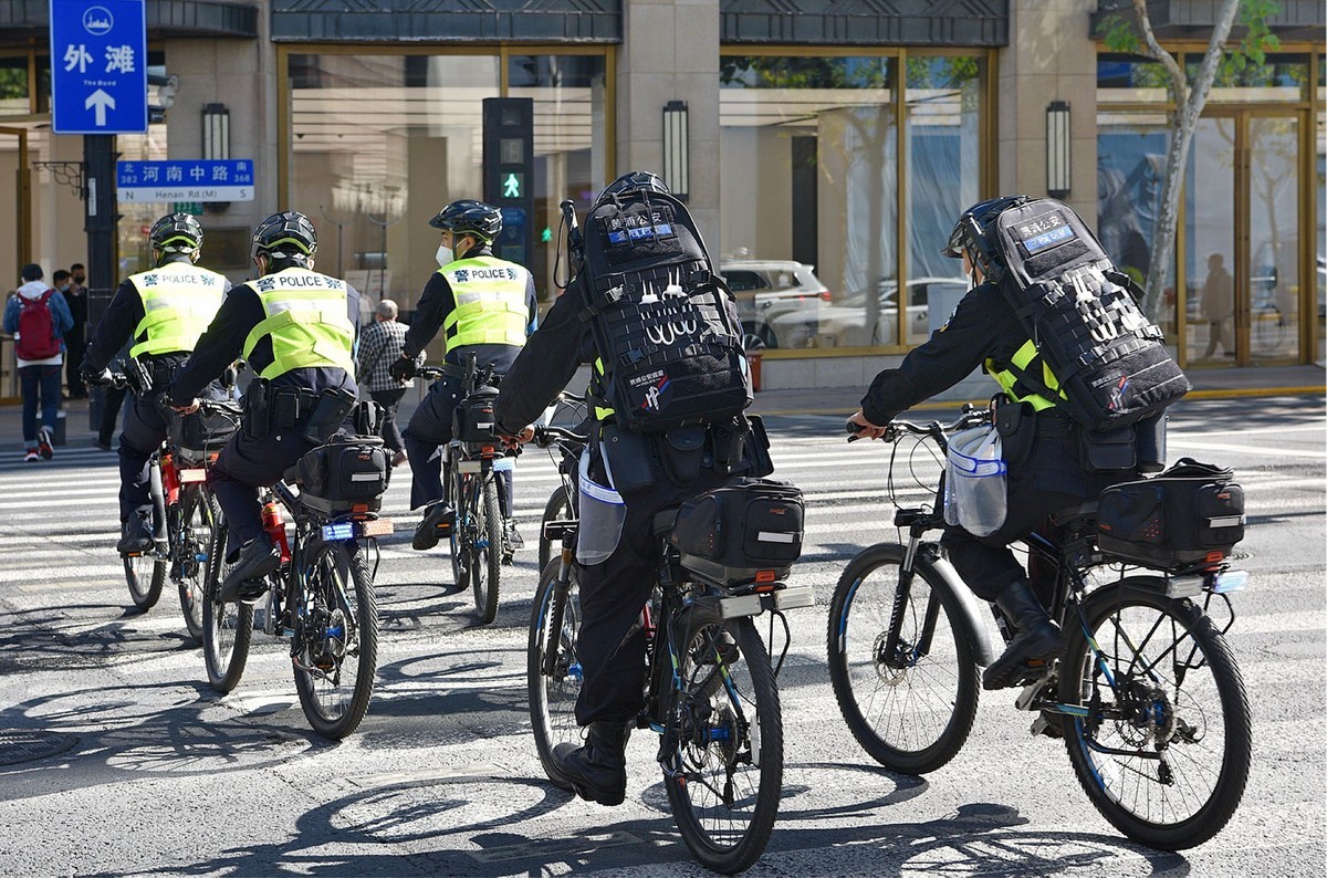 上海黄埔街面警察骑车巡逻
