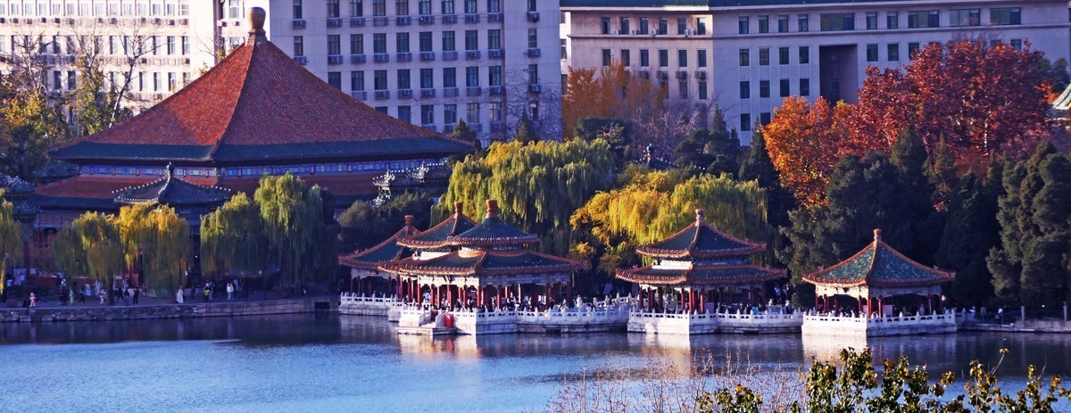 在景山顶鸟瞰京城秋景