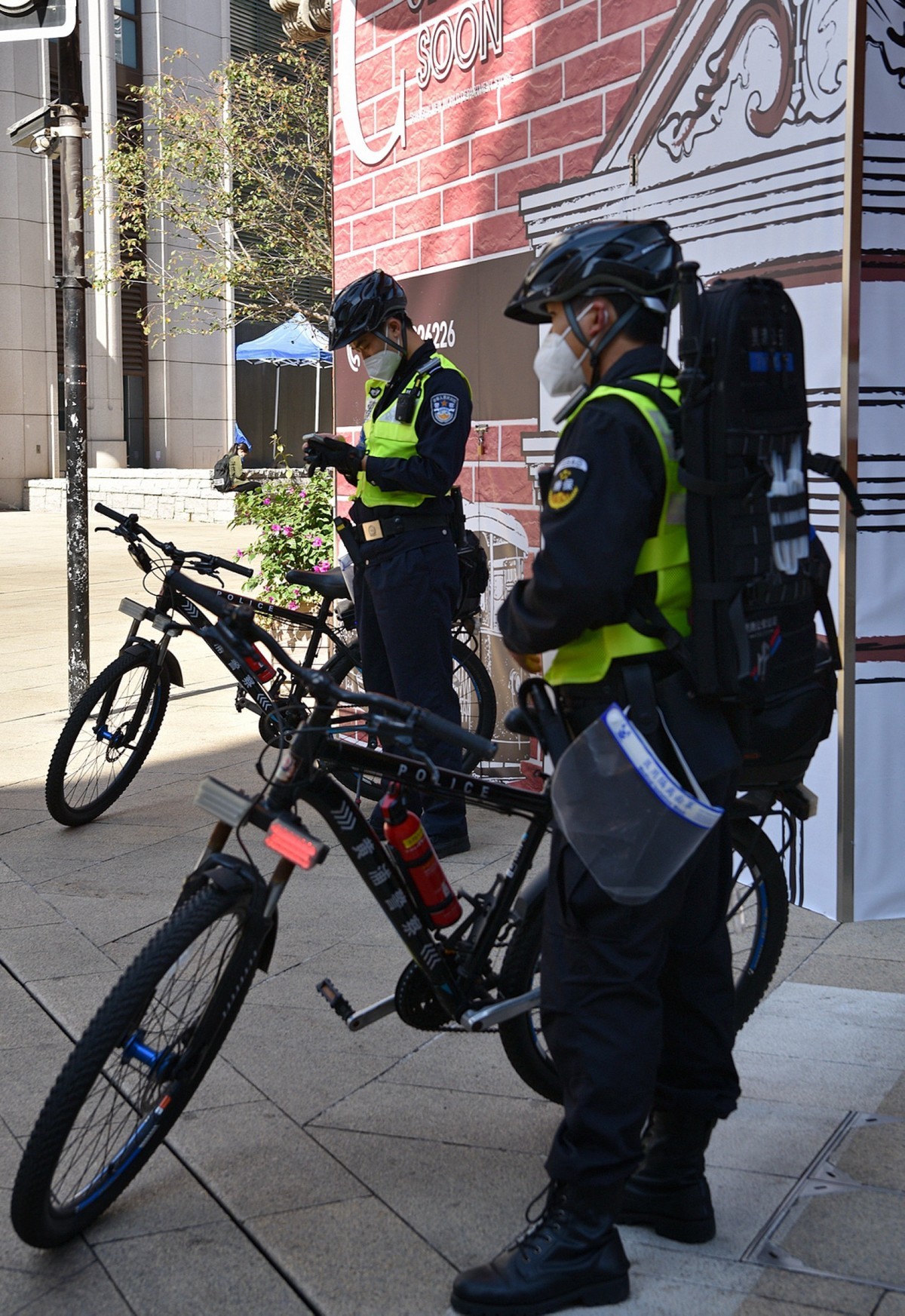 上海黄埔街面警察骑车巡逻