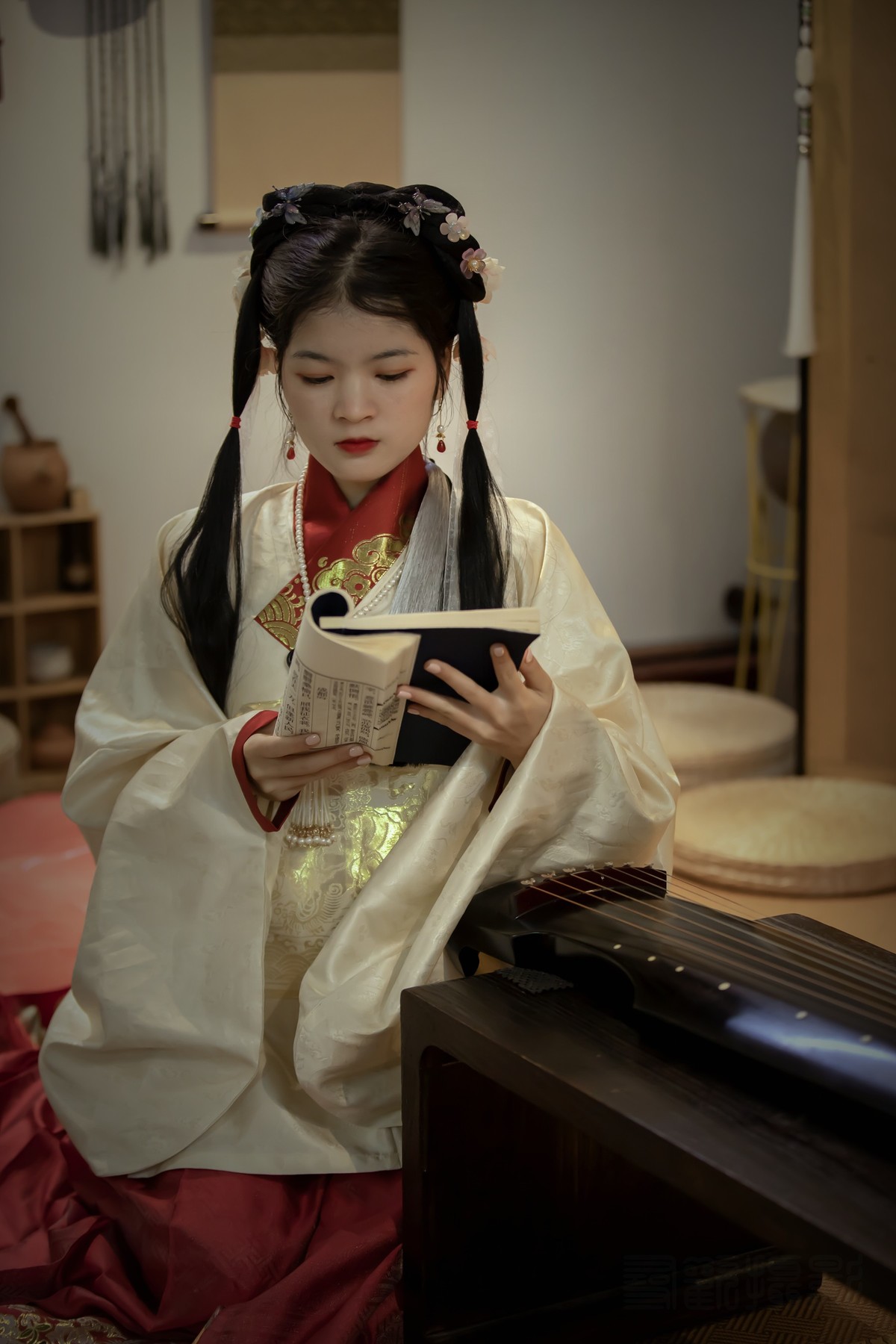 万般皆下品，惟有读书高。学问勤中得，剪窗万卷书。