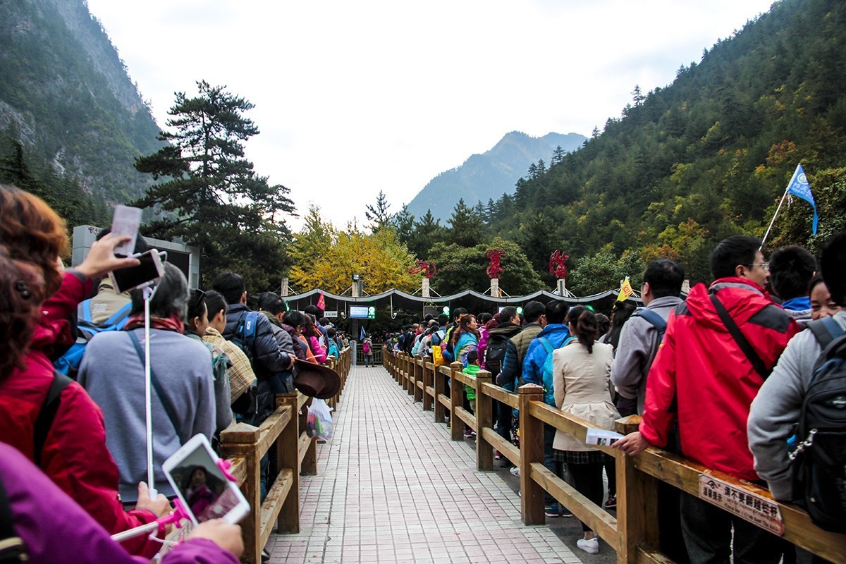 九寨沟旅游人太多。