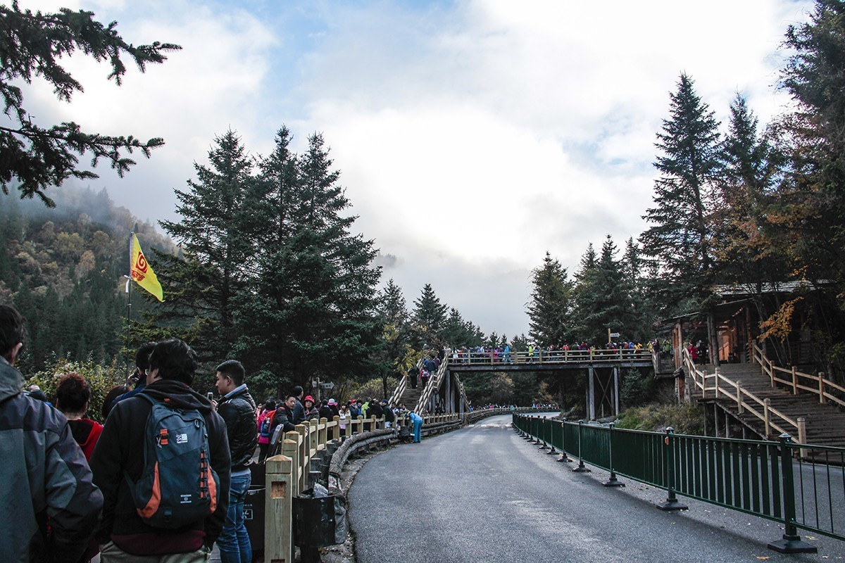 九寨沟旅游人太多。