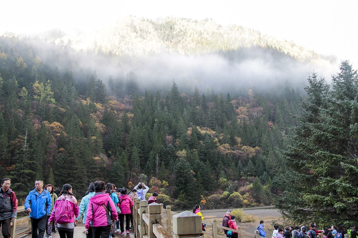 九寨沟旅游人太多。