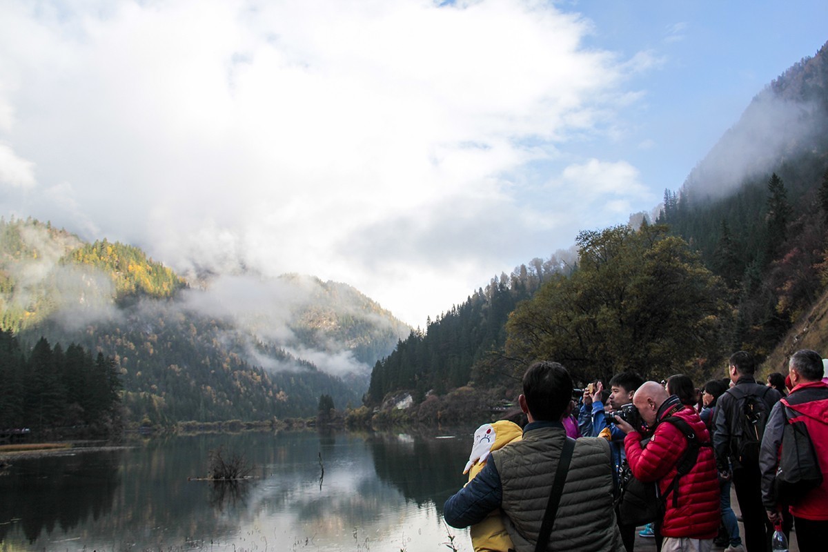 九寨沟旅游人太多。