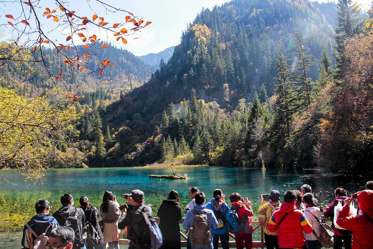九寨沟旅游人太多。