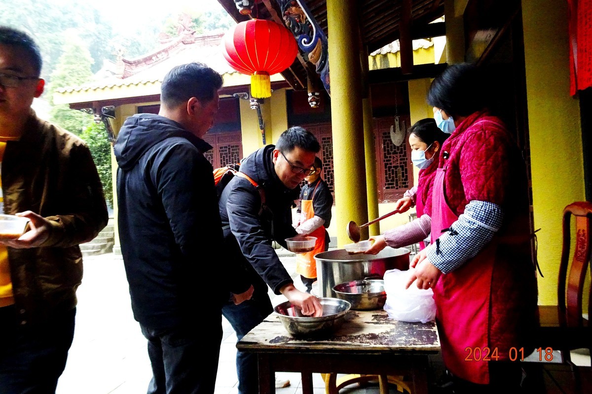 ”过了腊八就是年“—普照寺施粥