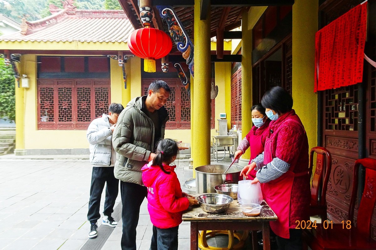 ”过了腊八就是年“—普照寺施粥