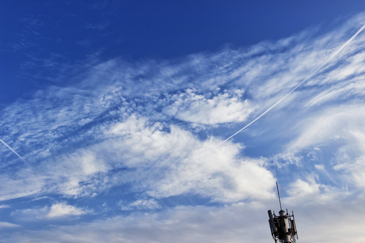 傍晚前的蓝天白云和蓝月