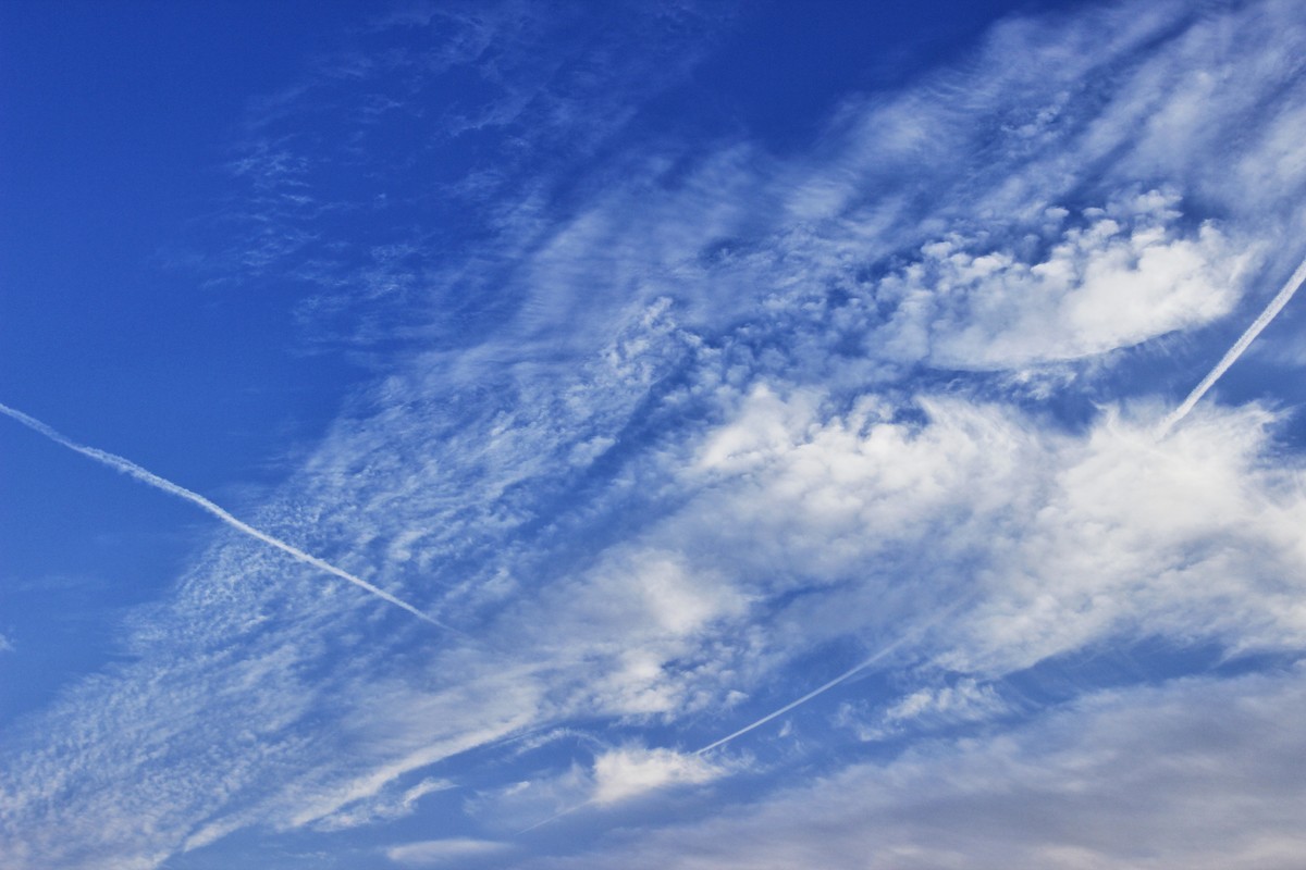 傍晚前的蓝天白云和蓝月