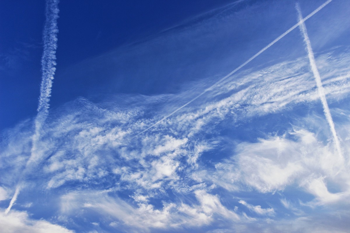 傍晚前的蓝天白云和蓝月