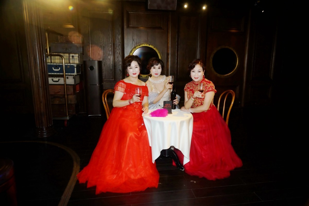 室内人像--移动的水上剧场-知音号游轮上的美女！