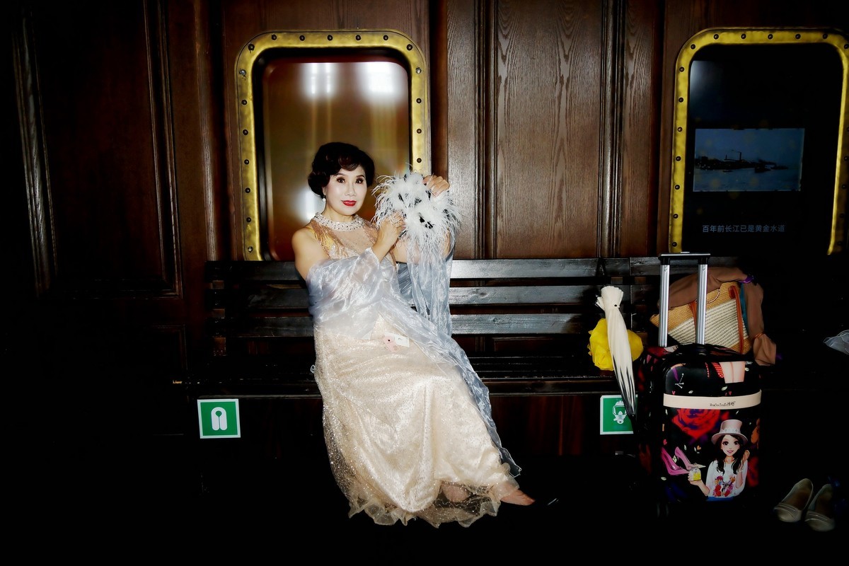 室内人像--移动的水上剧场-知音号游轮上的美女！