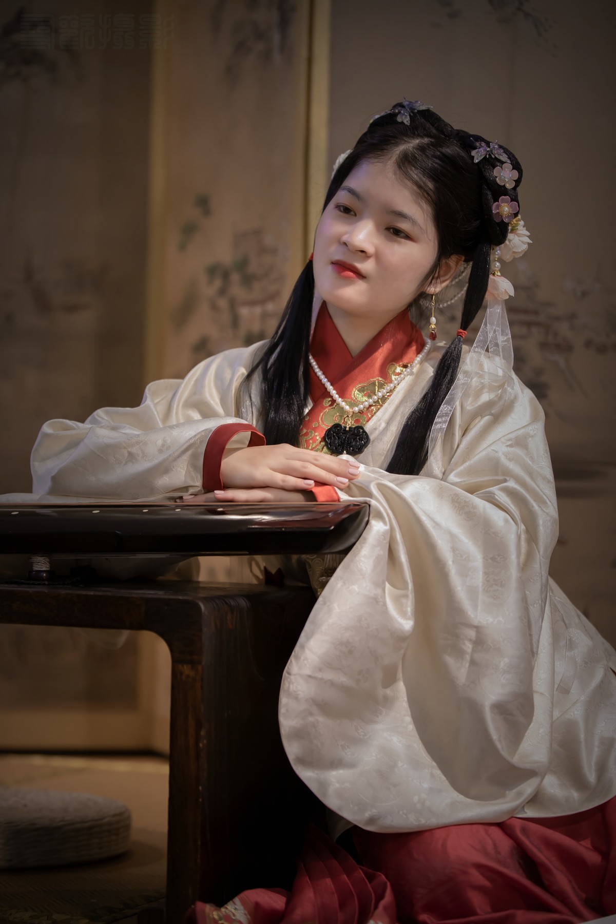 万般皆下品，惟有读书高。学问勤中得，剪窗万卷书。