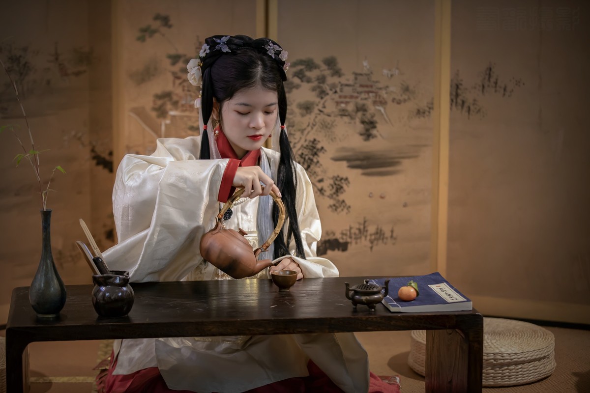 万般皆下品，惟有读书高。学问勤中得，剪窗万卷书。