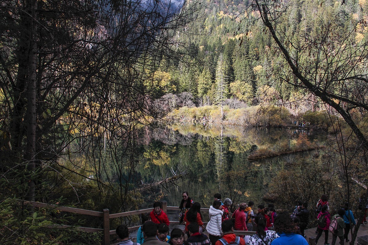 九寨沟旅游人太多。