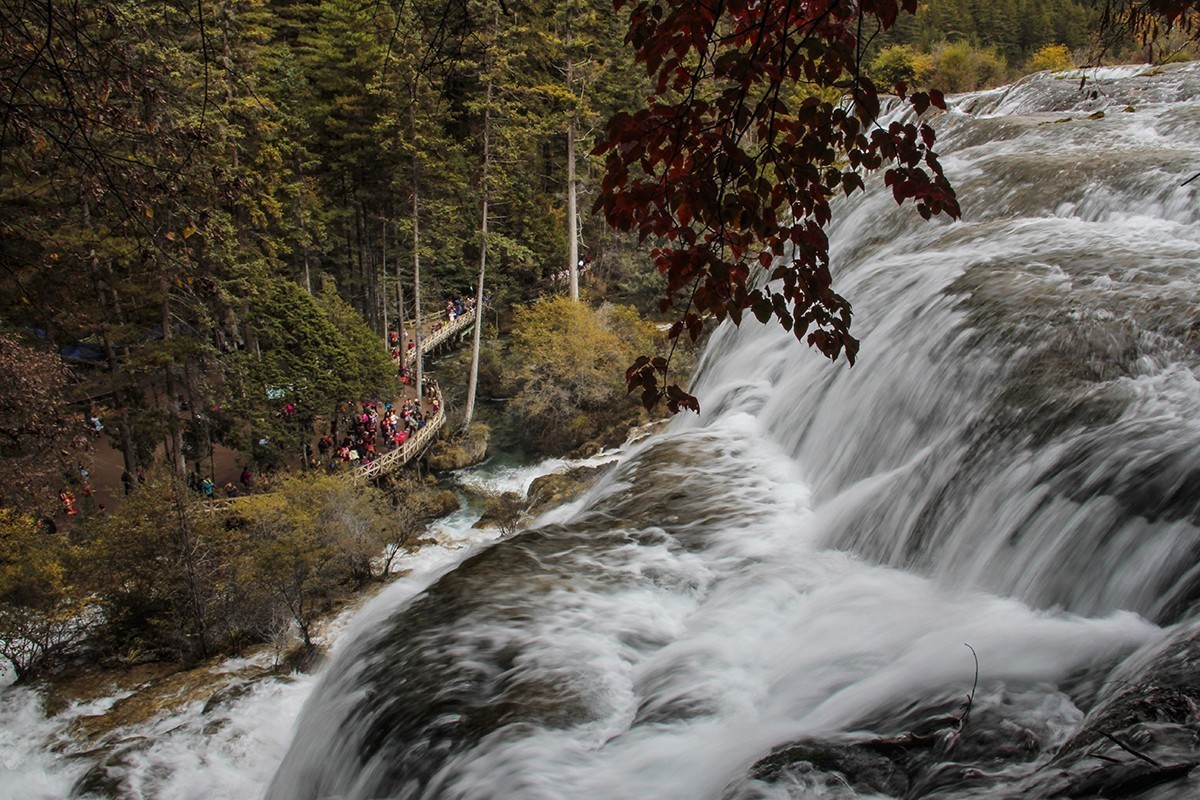 九寨沟旅游人太多。
