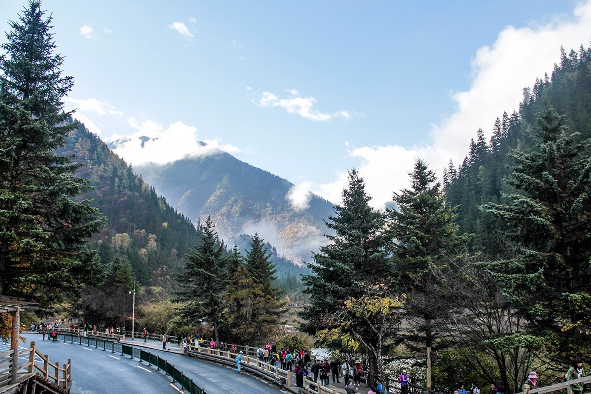 九寨沟旅游人太多。