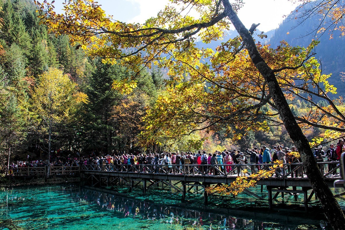 九寨沟旅游人太多。