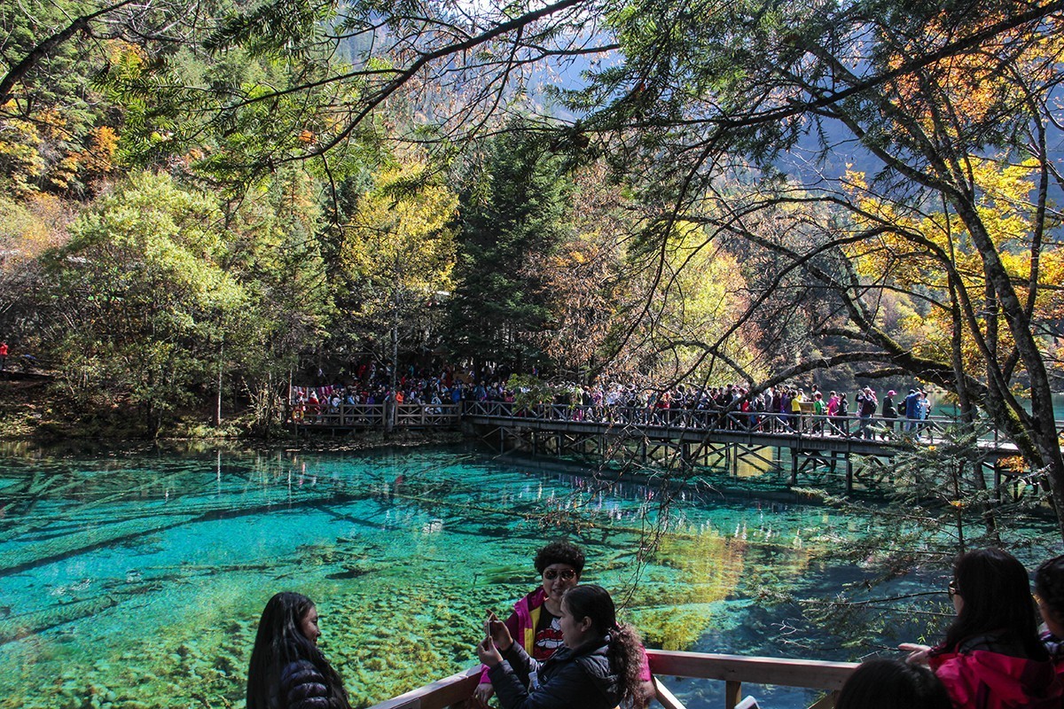 九寨沟旅游人太多。