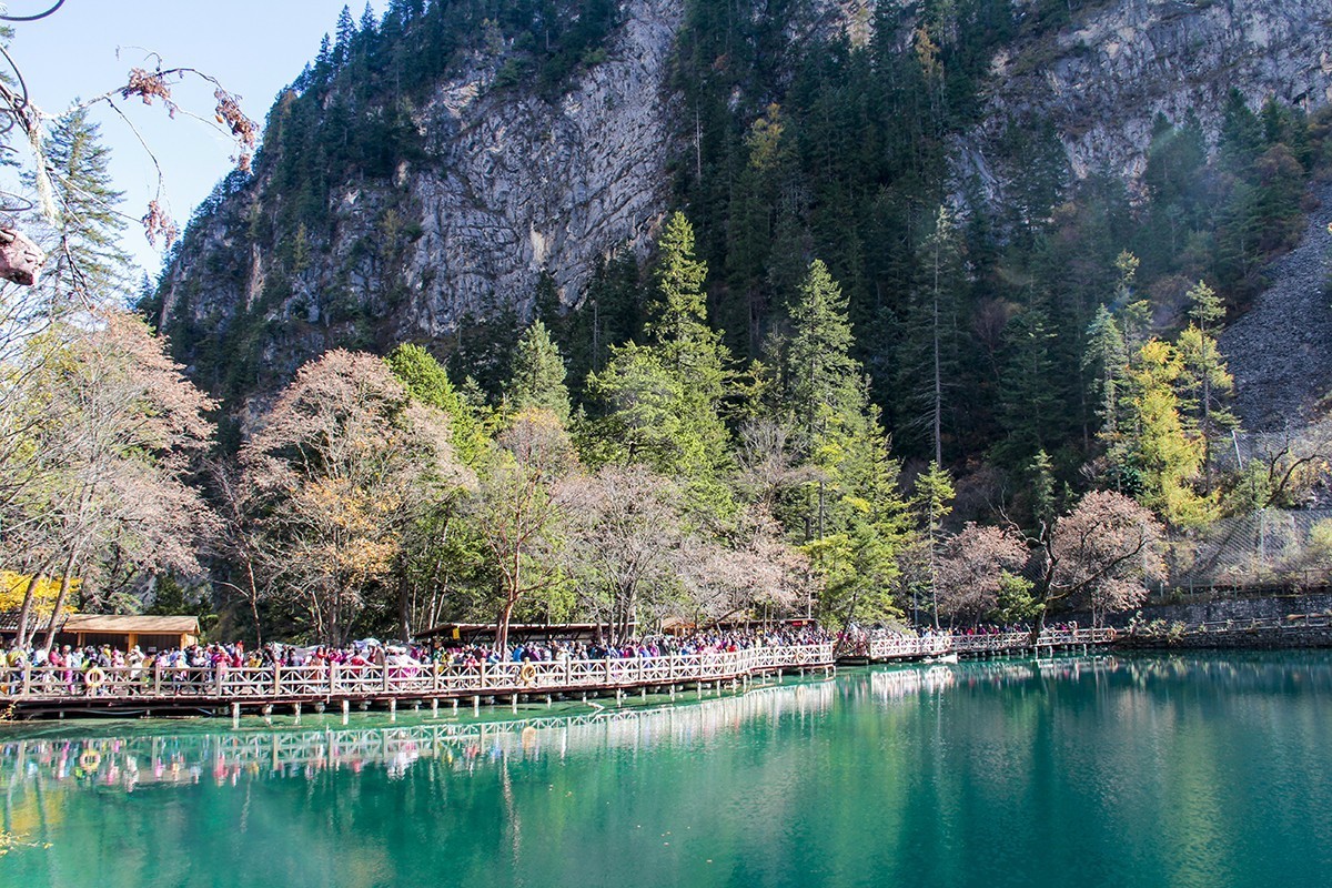 九寨沟旅游人太多。