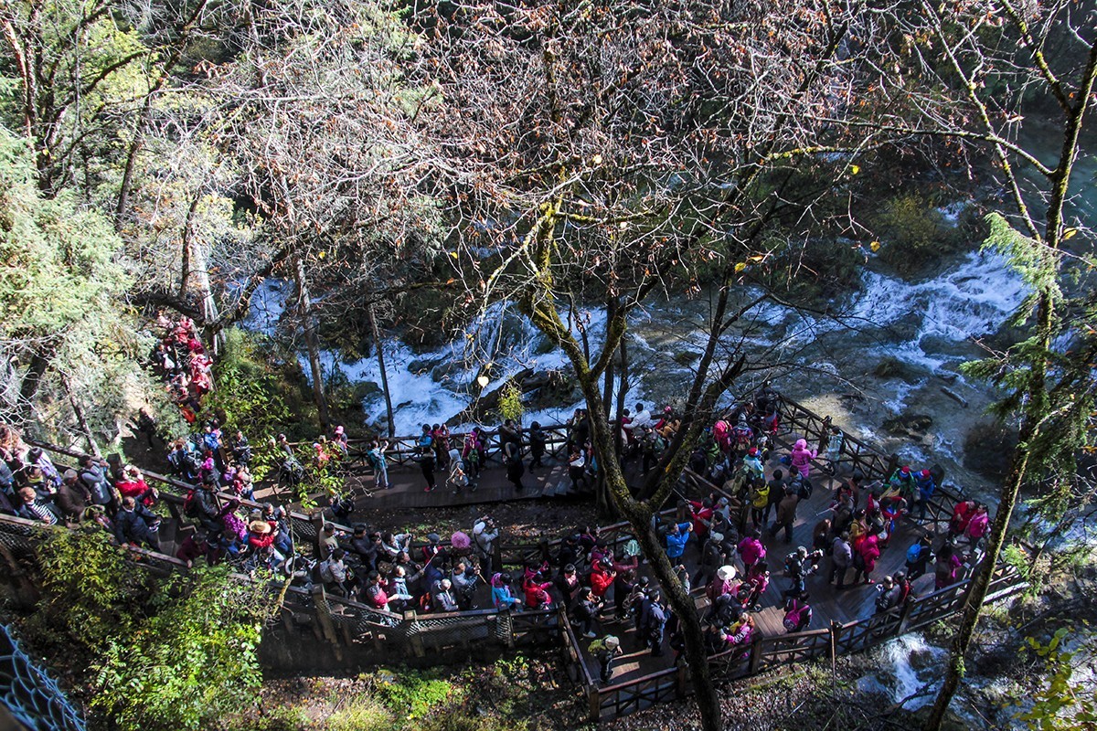 九寨沟旅游人太多。