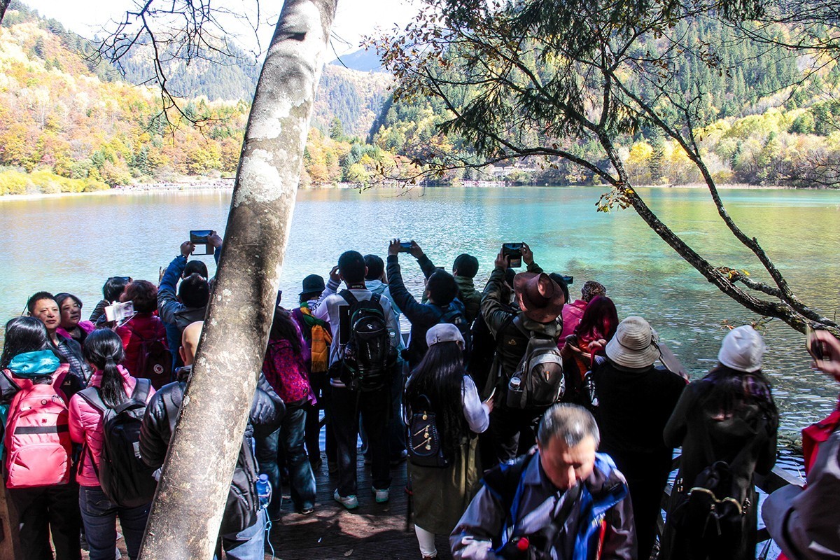 九寨沟旅游人太多。