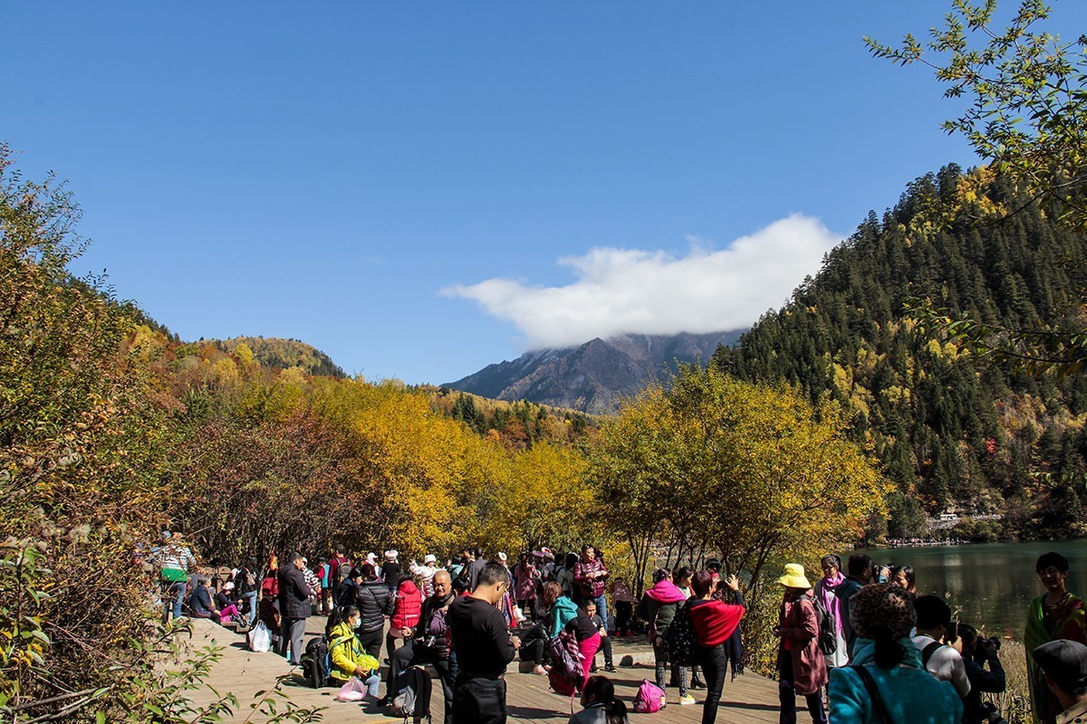 九寨沟旅游人太多。