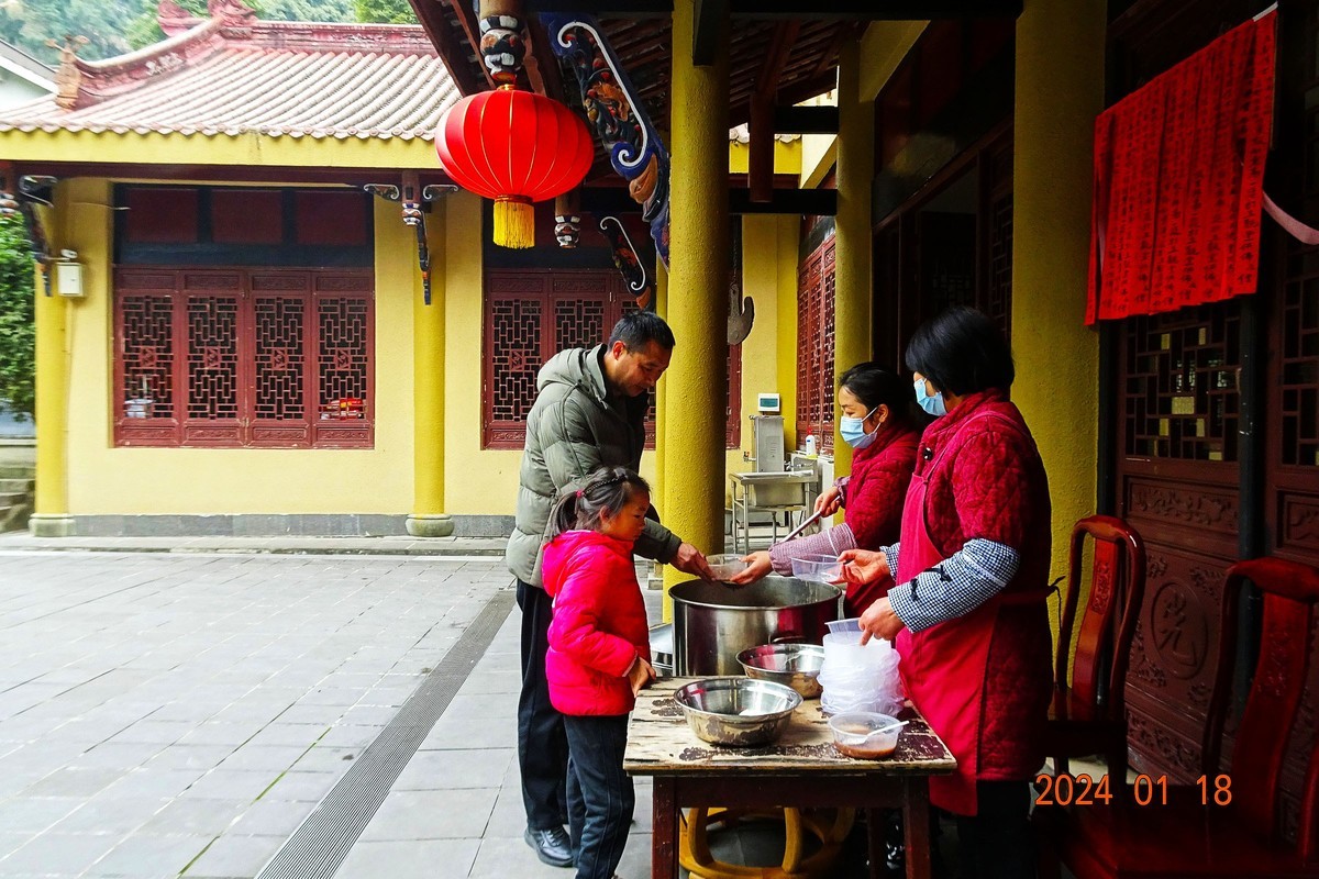 ”过了腊八就是年“—普照寺施粥