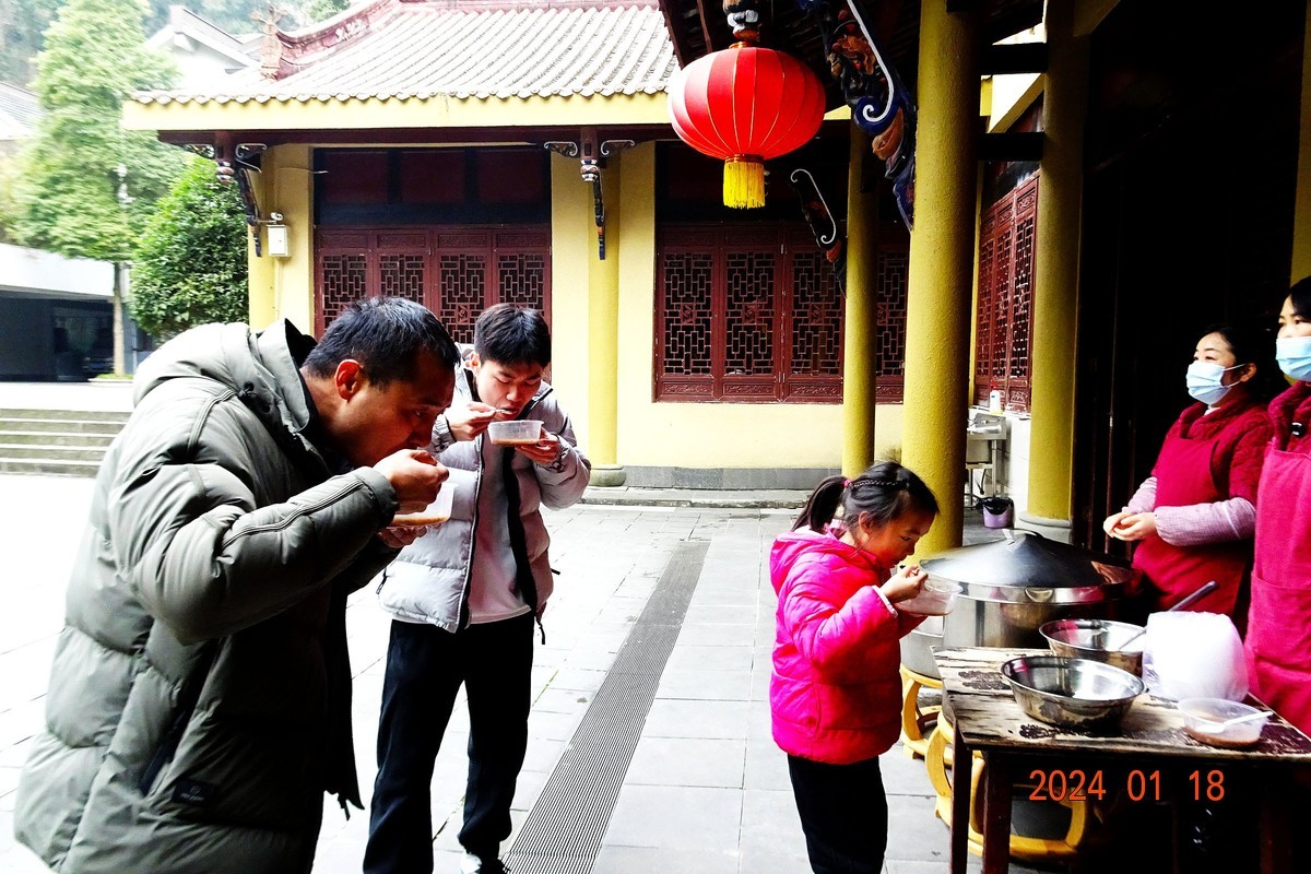 ”过了腊八就是年“—普照寺施粥