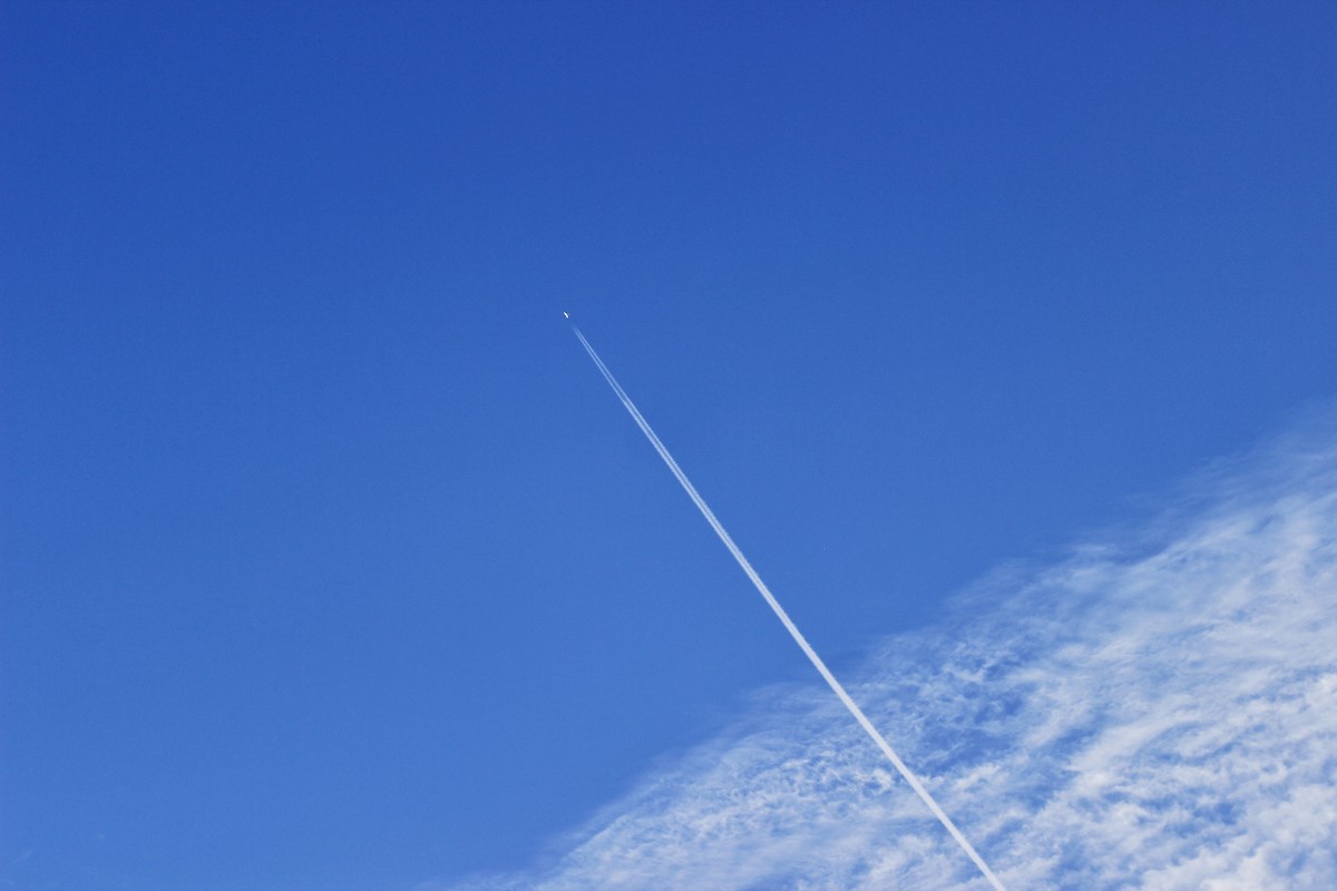 傍晚前的蓝天白云和蓝月