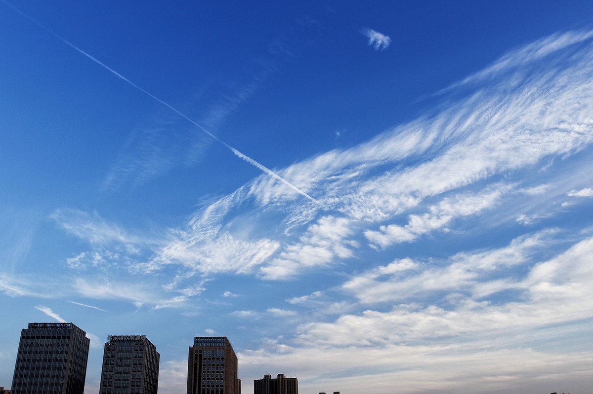 傍晚前的蓝天白云和蓝月