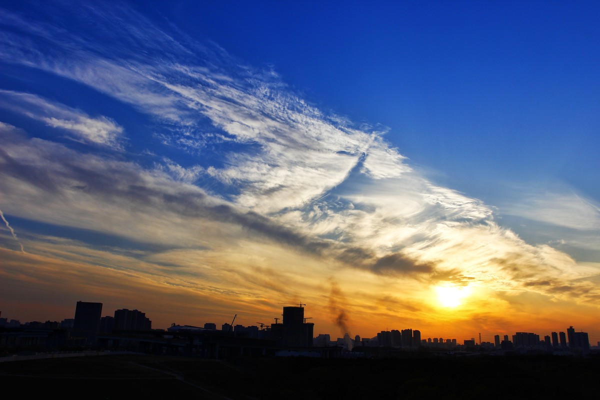 傍晚前的蓝天白云和蓝月