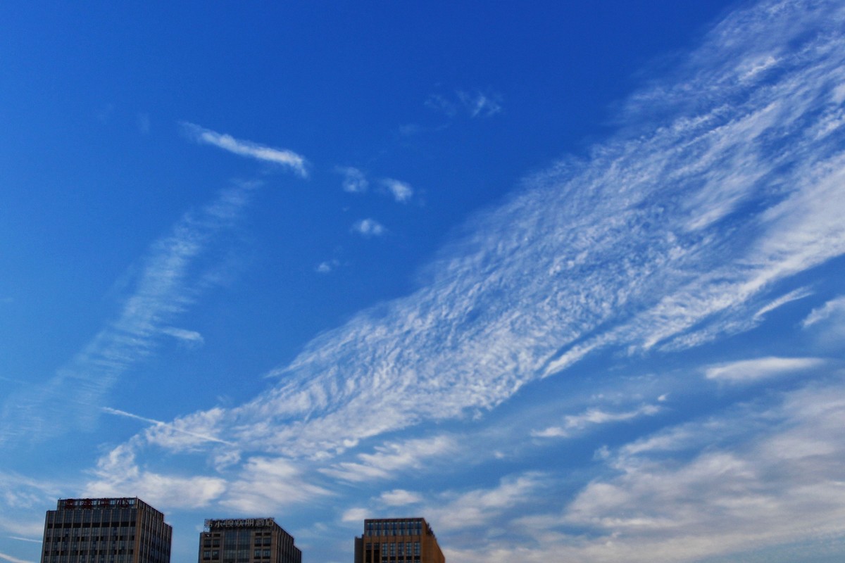 傍晚前的蓝天白云和蓝月