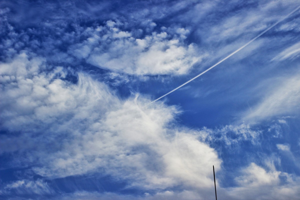 傍晚前的蓝天白云和蓝月