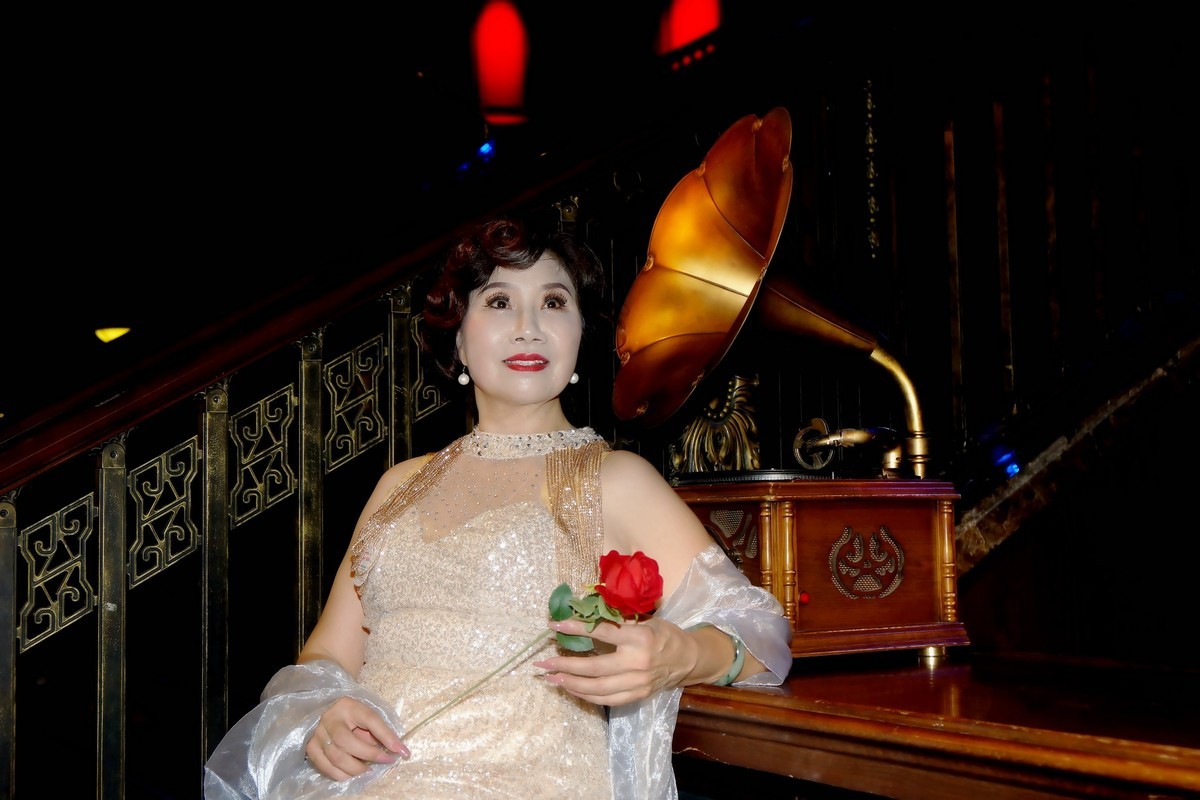 室内人像--移动的水上剧场-知音号游轮上的美女！