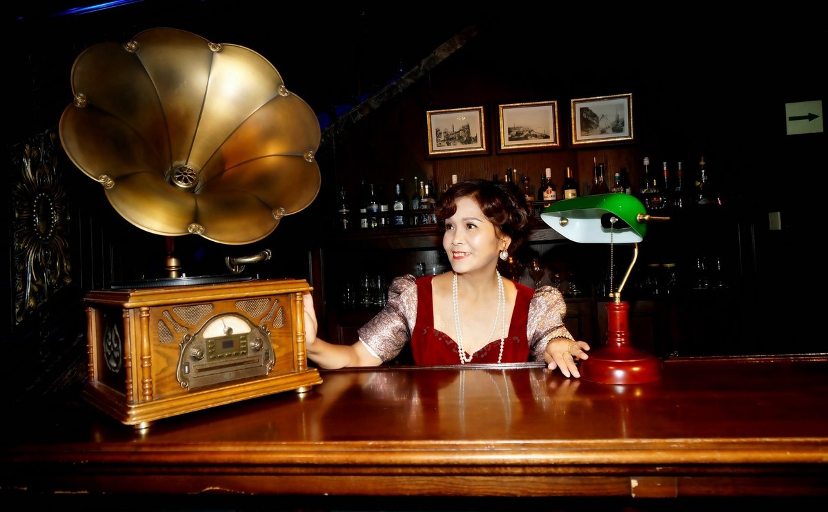 室内人像--移动的水上剧场-知音号游轮上的美女！