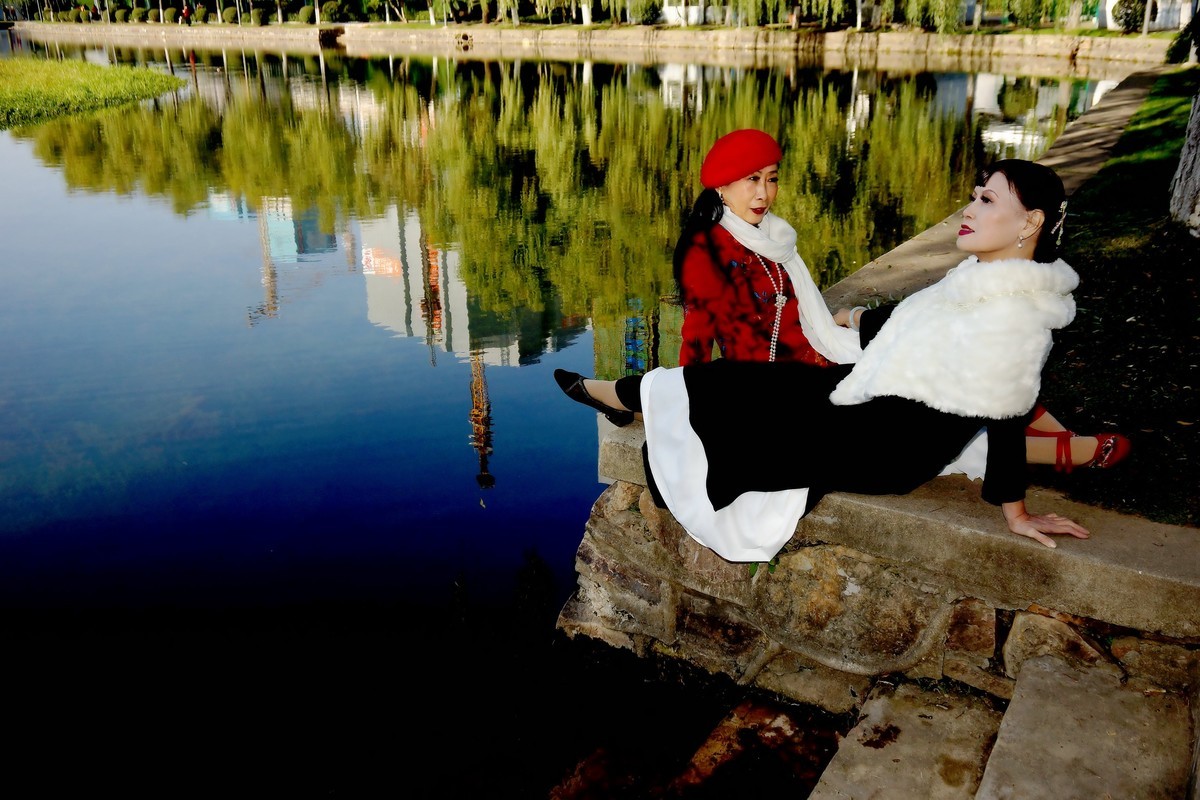 四美塘公园的美女！