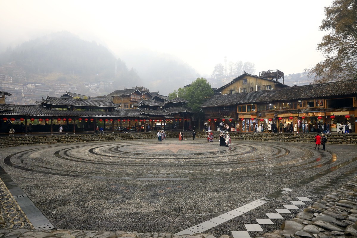 西江千户苗寨，雨蒙蒙，雾蒙蒙