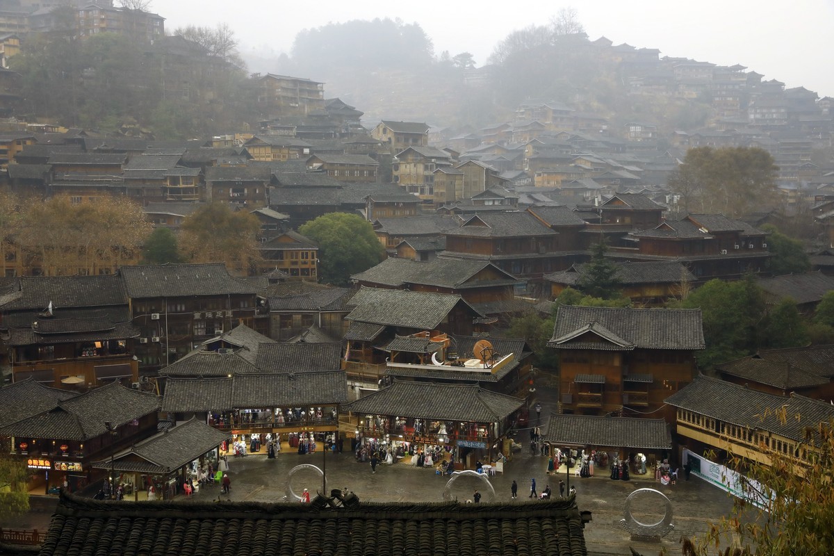 西江千户苗寨，雨蒙蒙，雾蒙蒙