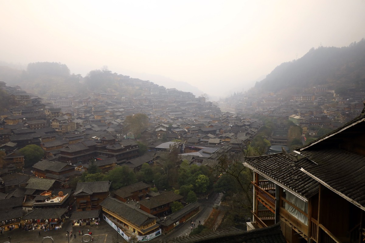 西江千户苗寨，雨蒙蒙，雾蒙蒙