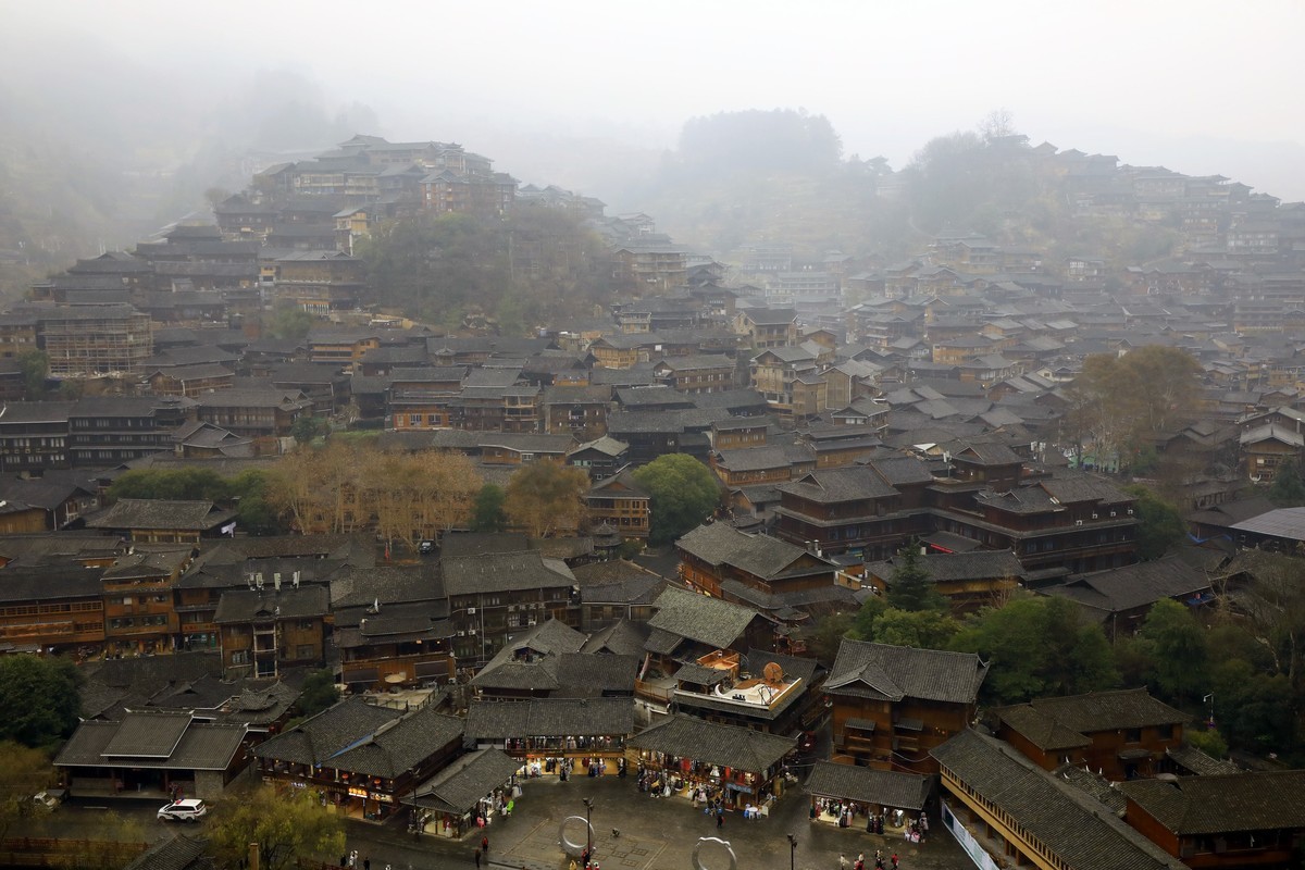 西江千户苗寨，雨蒙蒙，雾蒙蒙