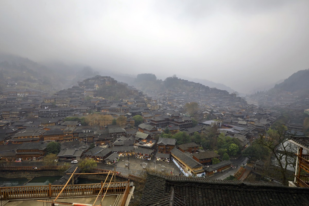 西江千户苗寨，雨蒙蒙，雾蒙蒙