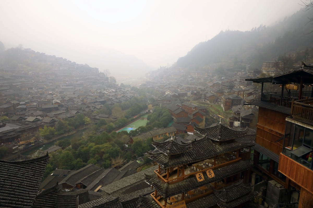 西江千户苗寨，雨蒙蒙，雾蒙蒙