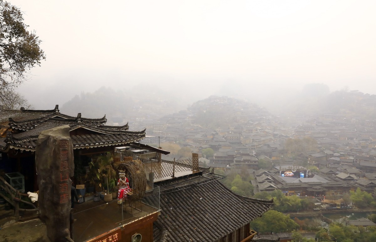 西江千户苗寨，雨蒙蒙，雾蒙蒙