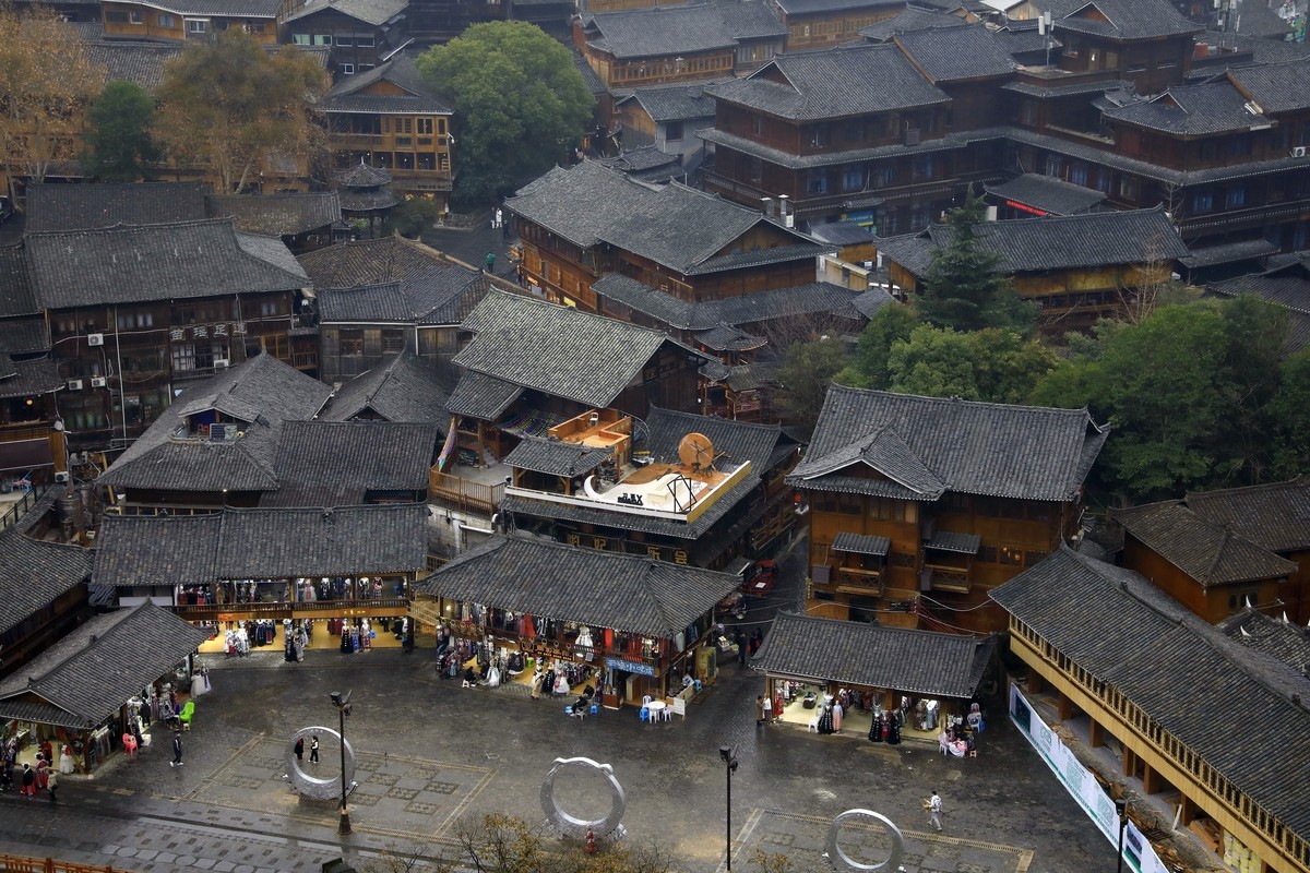 西江千户苗寨，雨蒙蒙，雾蒙蒙