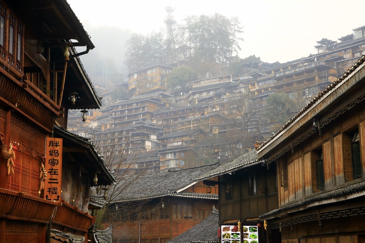 西江千户苗寨，雨蒙蒙，雾蒙蒙