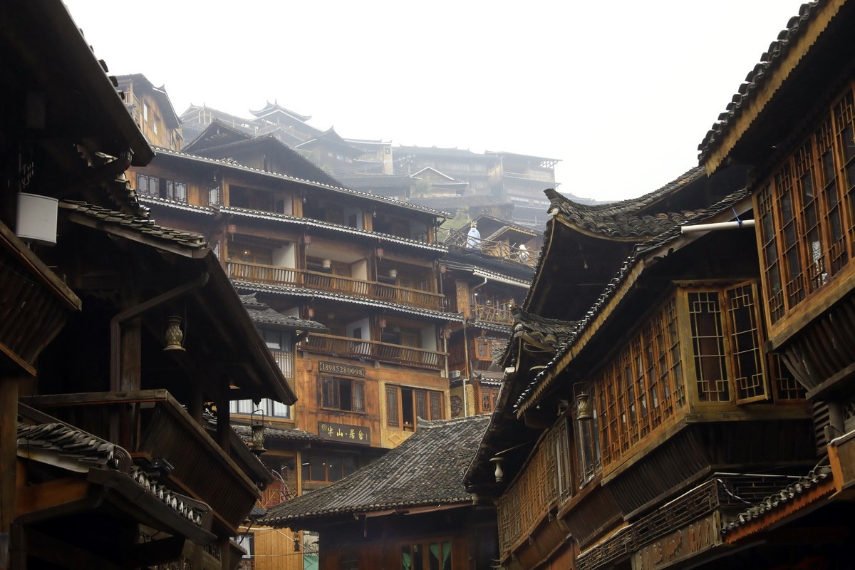 西江千户苗寨，雨蒙蒙，雾蒙蒙