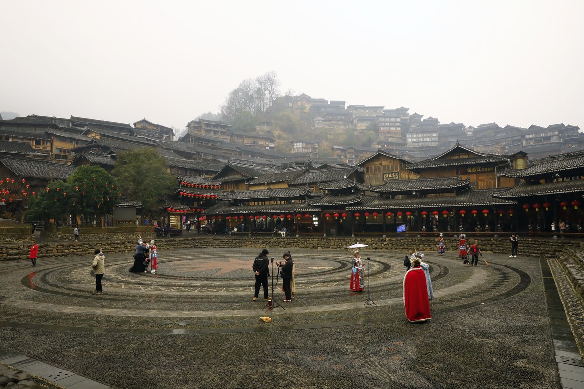西江千户苗寨，雨蒙蒙，雾蒙蒙